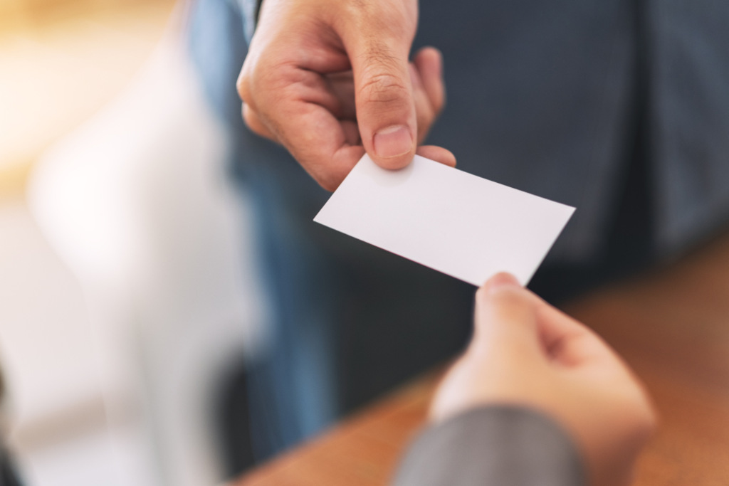 นักธุรกิจรับนามบัตรจากมือของอีกฝ่าย