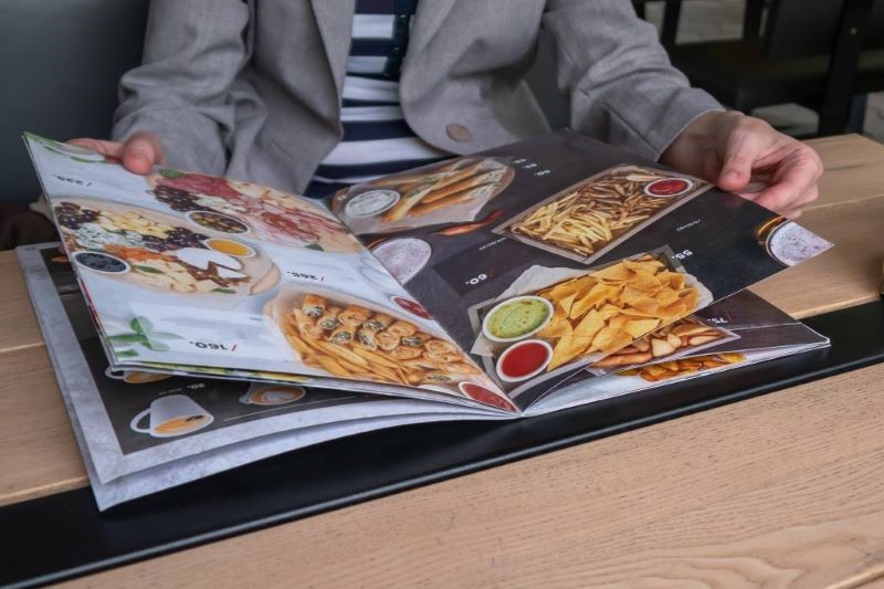 รับออกแบบและพิมพ์เมนูอาหาร ด้วยเทคนิคล้ำสมัย